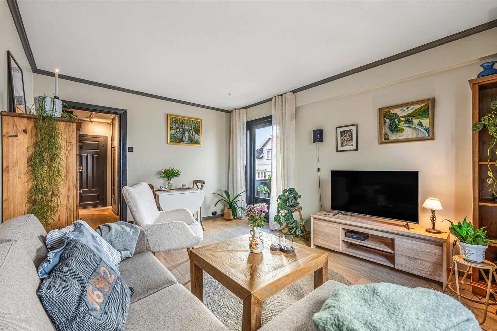 Lys og koselig stue med plass til både sofa og spisebord. Galleribilde