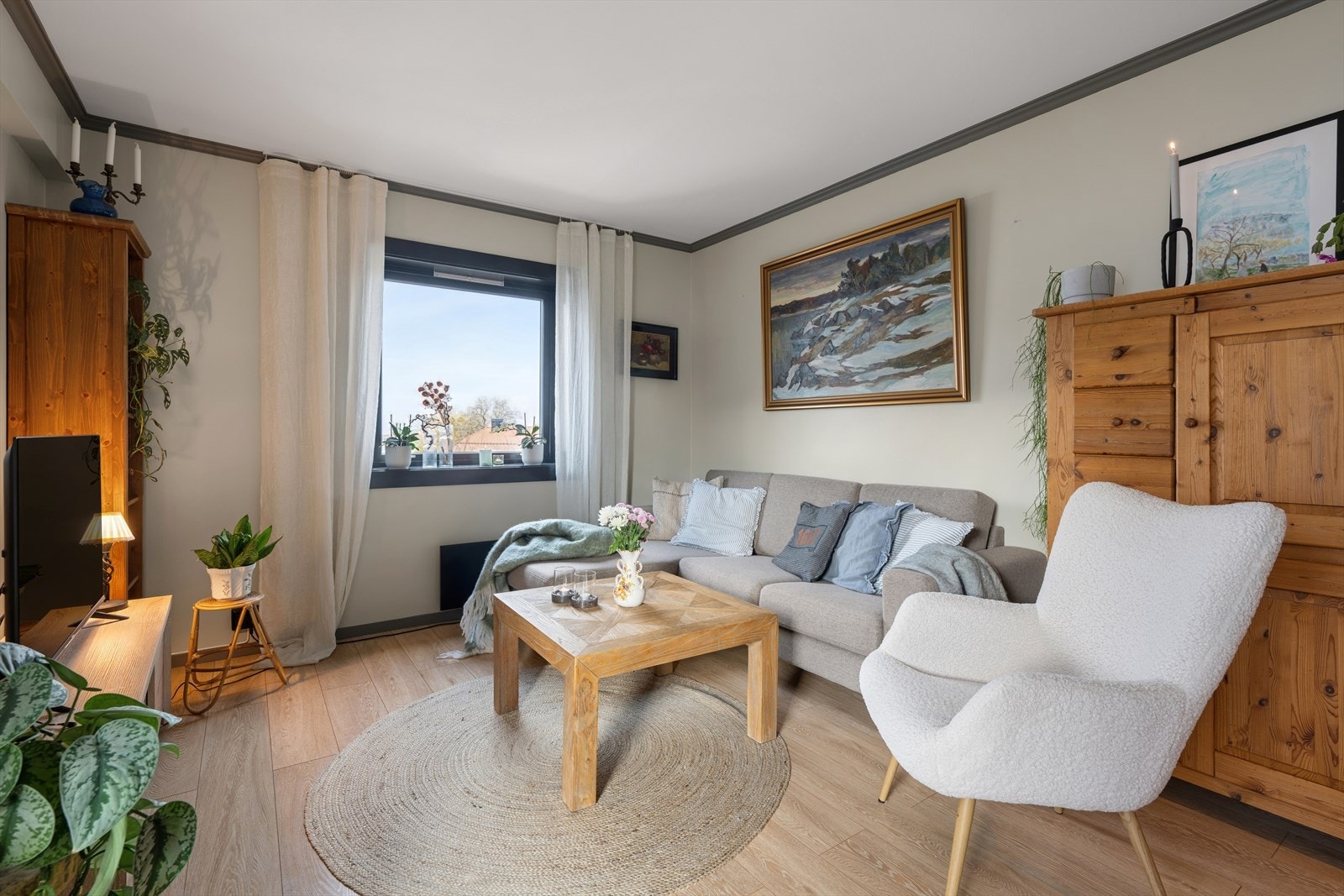 Stua er malt i en moderne og delikat farge. Galleribilde