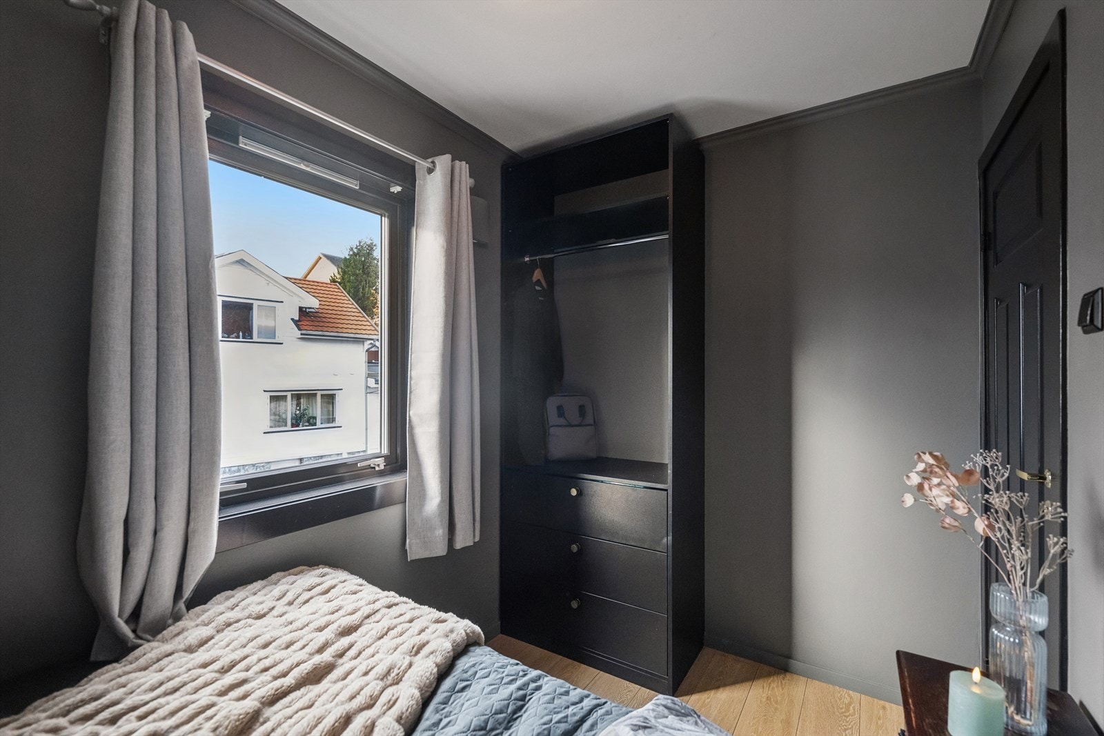 Det er garderobeplass på soverommet. Galleribilde