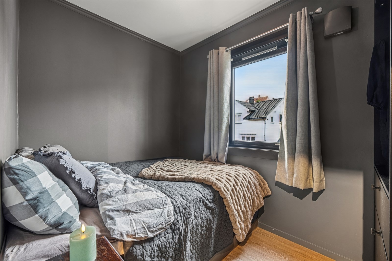 Soverom med plass til dobbeltseng. Galleribilde