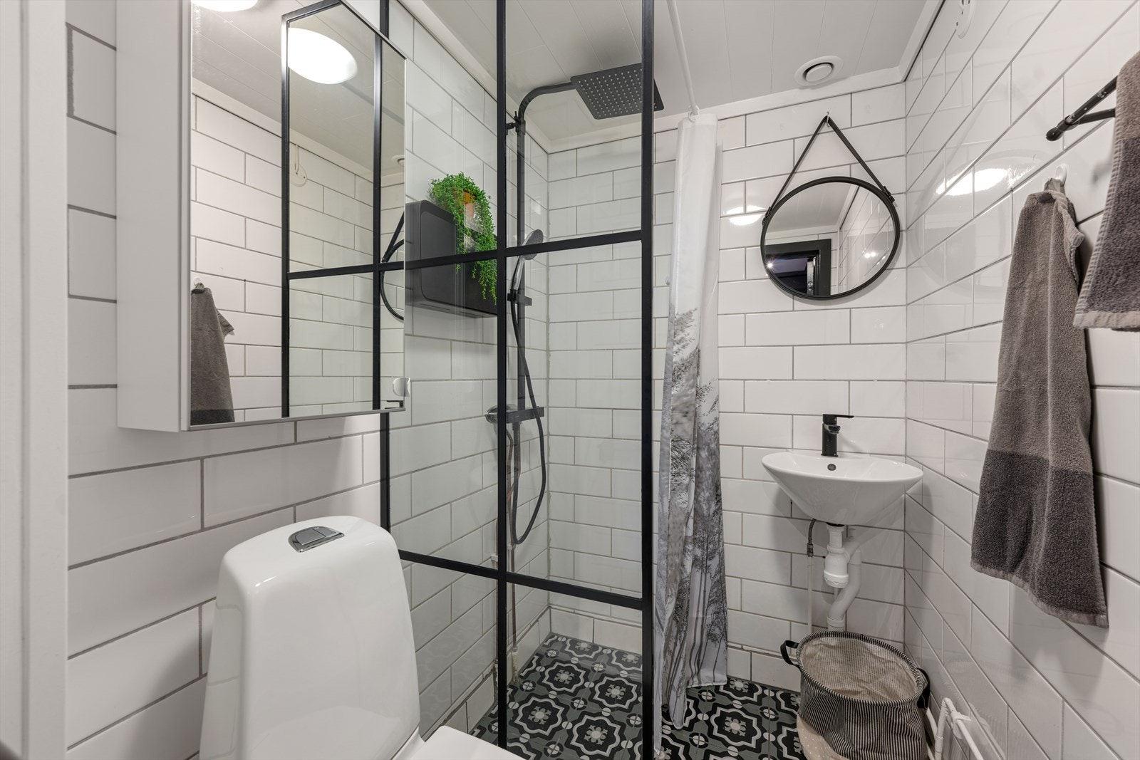 Flislagt bad fra 2013 med pene detaljer og varmekabler. Galleribilde