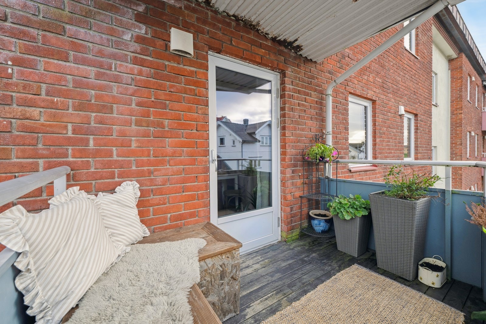 Balkongen er overbygget og lun. Galleribilde