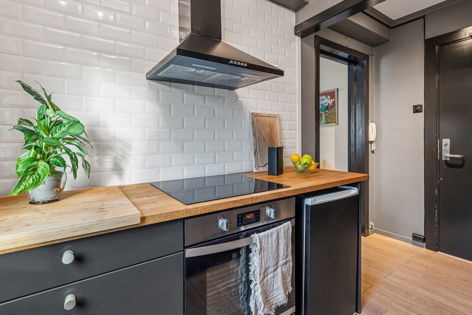 Her er det integrert komfyr/koketopp og benkeplate i slitesterk heltre. Galleribilde