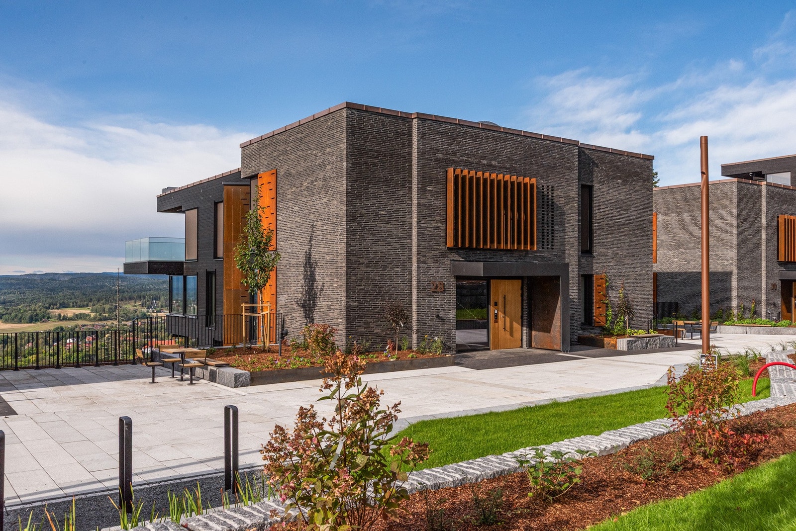 Fasadene reflekterer soliditeten hele prosjektet er preget av. Det føles godt å komme hjem til Setra vei