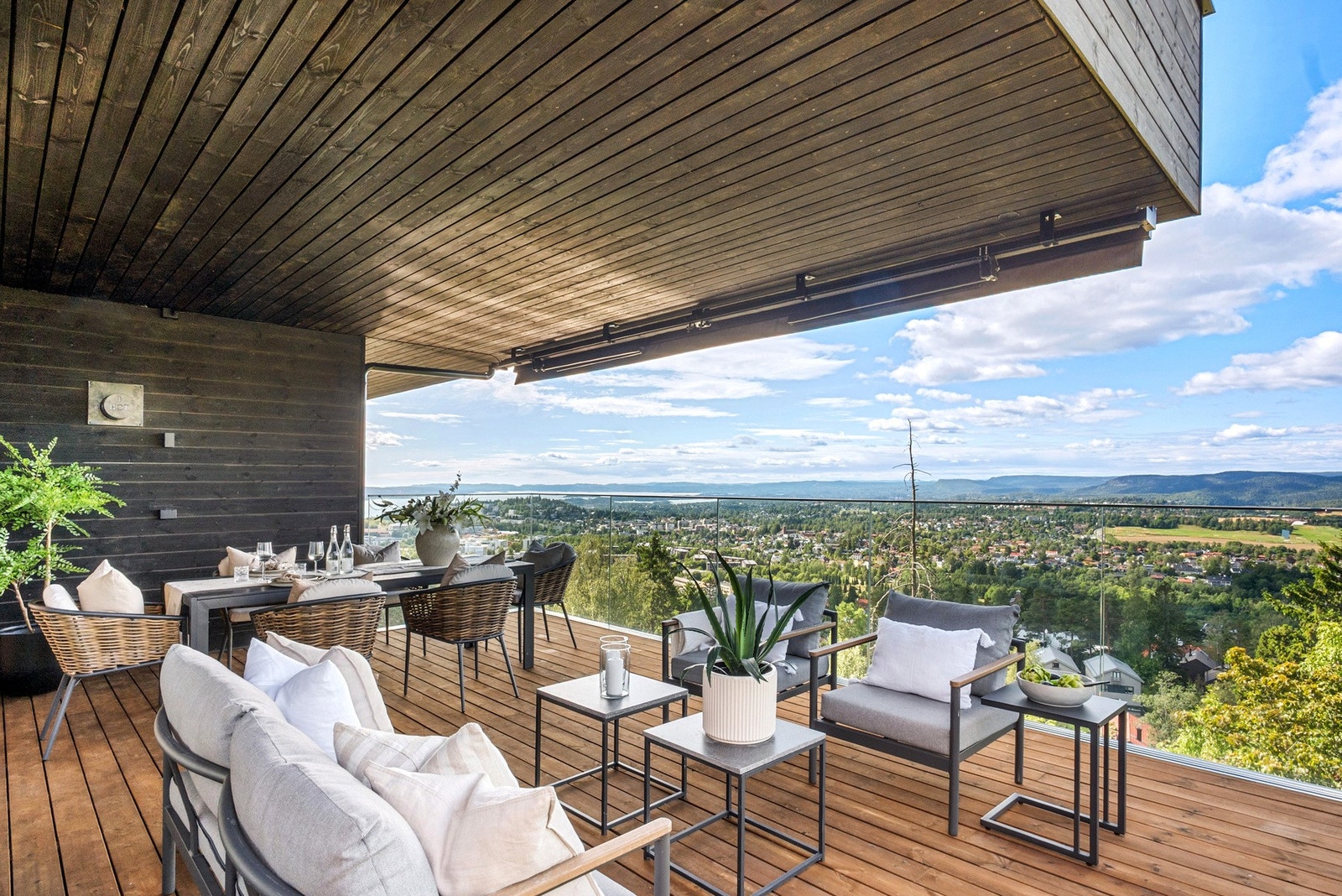 Det er 180 graders utsikt fra balkongen - fra Oslofjorden i syd til Bærumsmarka og Sørkedalen i nordvest