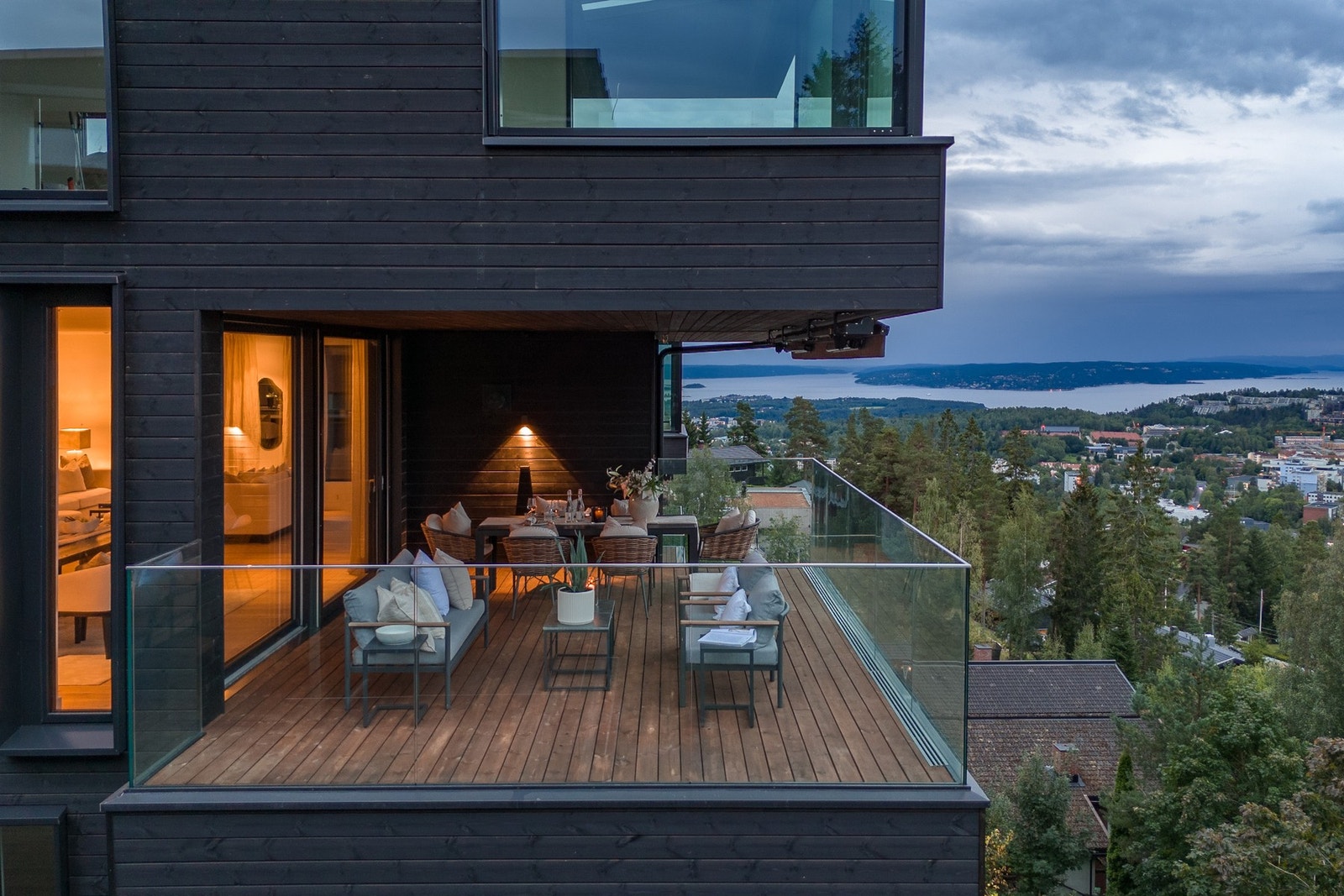 Leilighetens beliggenhet i 4. etasje gir helt fantastiske sol- og utsiktsforhold