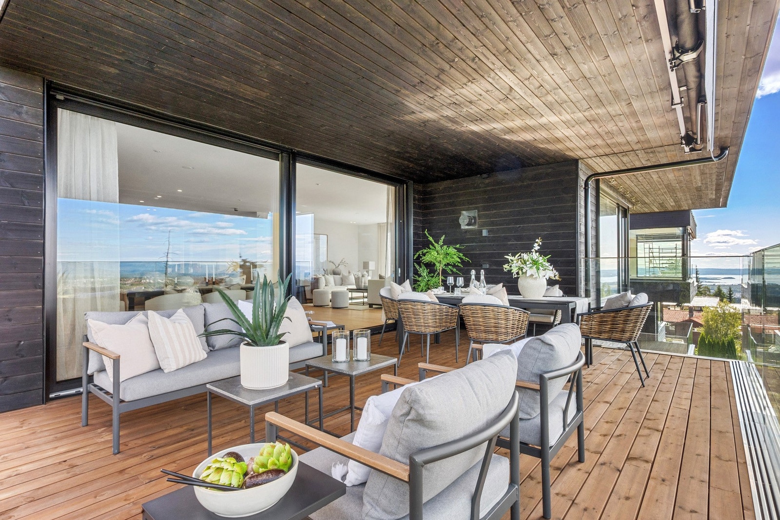 Vestvendt balkong med god plass til å samle hele familien