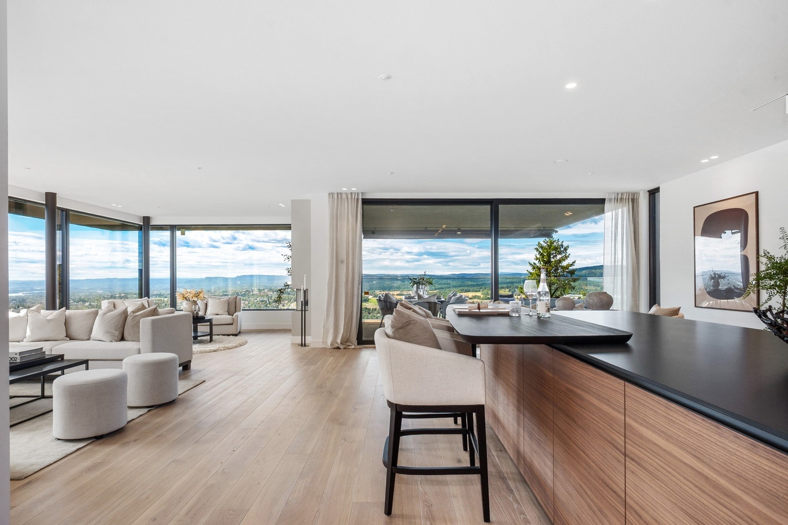 Kjøkkenøy muliggjør flere spiseplasser og fungerer som en smart romdeler mellom stue og kjøkkeninnredning