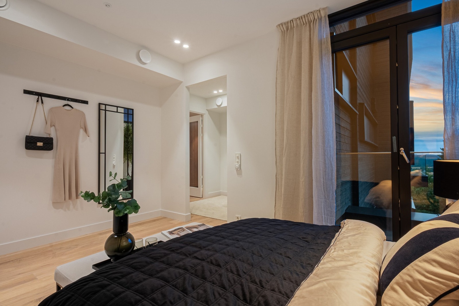 Også fra soverom nummer to er utsikten upåklagelig i retning mot vest