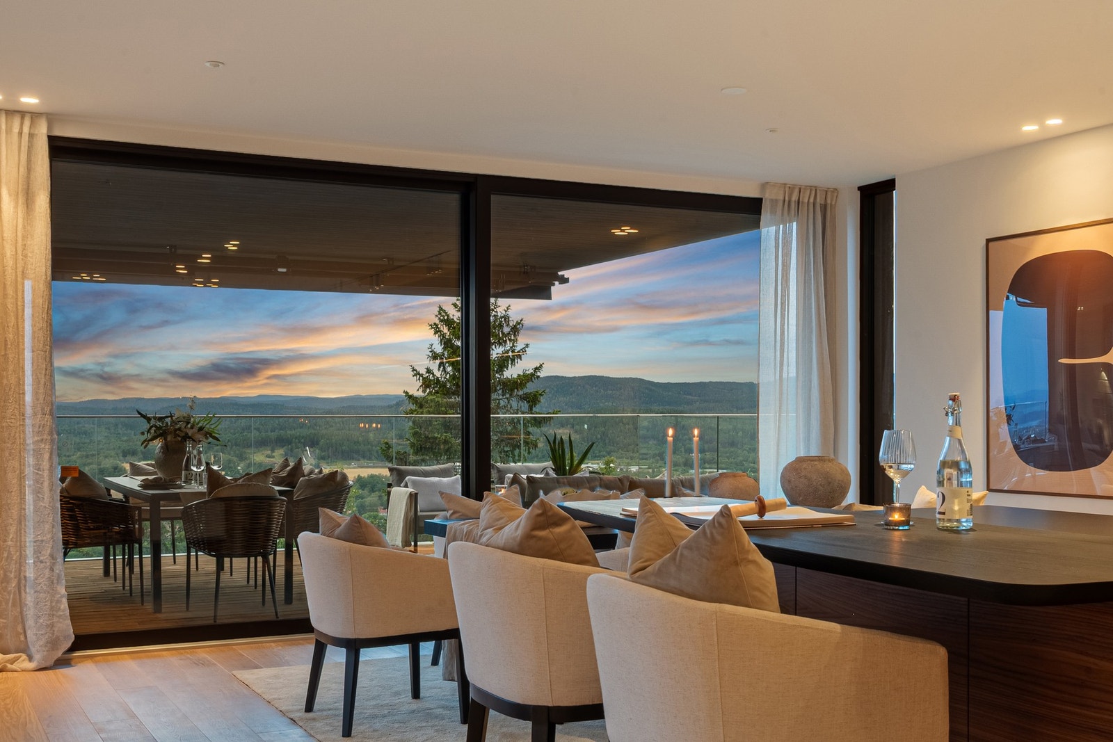 Beliggenhet og utsikt gir en følelse av å være i ett med naturen. Det er langstrakt utsikt så langt øyet rekker