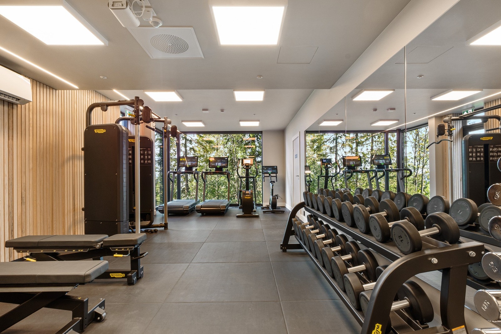 Stilrent, topp utstyrt og vakkert beliggende trimrom. Alt av apparater er levert av Technogym