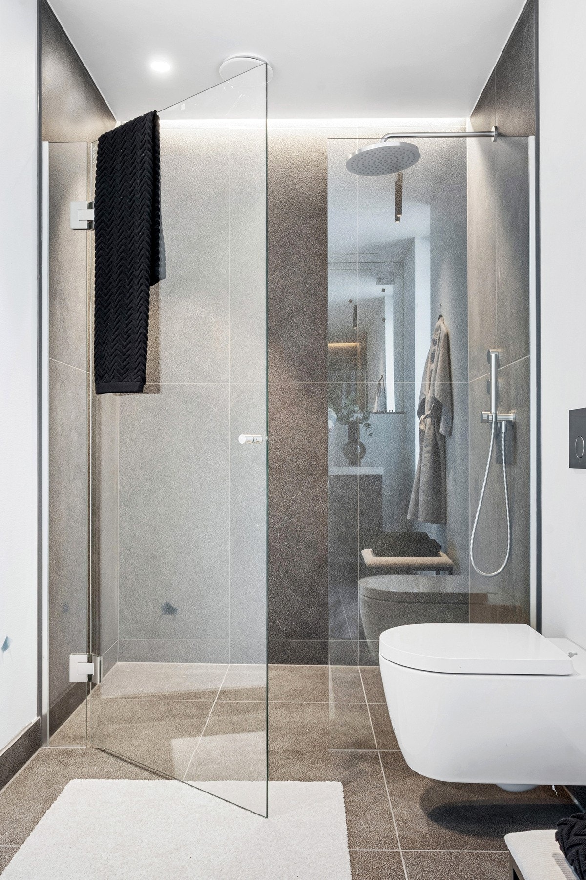 Også soverom nummer to har eget bad med vegghengt toalett og elegant dusjhjørne