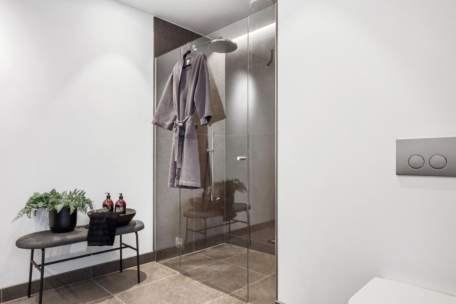 Stort, deilig dusjhjørne. Armatur til vask,  veggmontert dusj, hånddusj og termostat er levert av dne tyske leverandøren Dornbracht