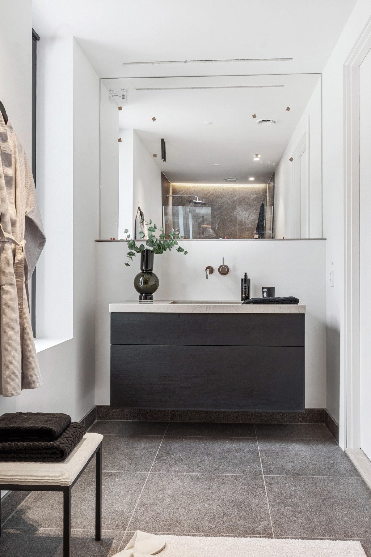 Badet som hører til soverom nummer to har servant og innredning i tilsvarende utførelse som det andre badet