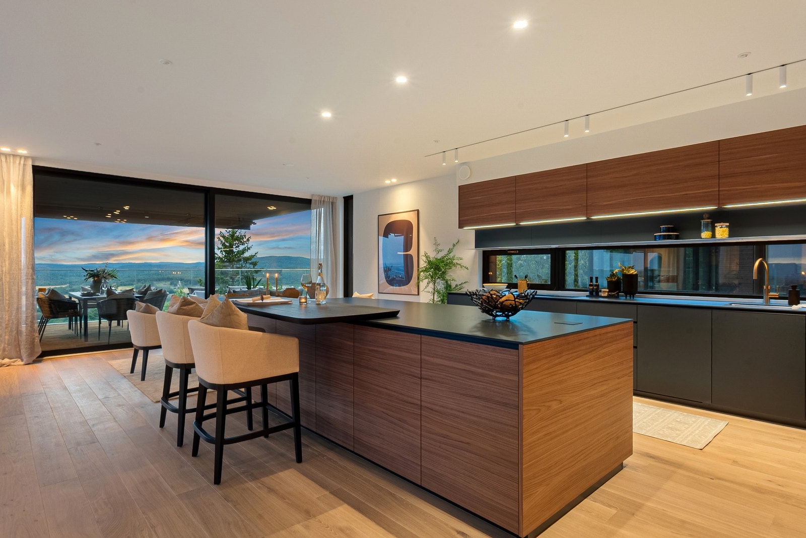 Det er lett å trives i Setra vei 28. Morgen eller kveld, vinter eller sommer; utendørs endres maleriet av naturen kontinuerlig