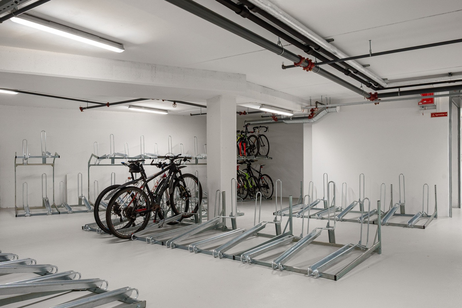 Sameiet har stor, innvendig sykkelparkering, og det er anlagt eget område for både sykkelvask og hundevask