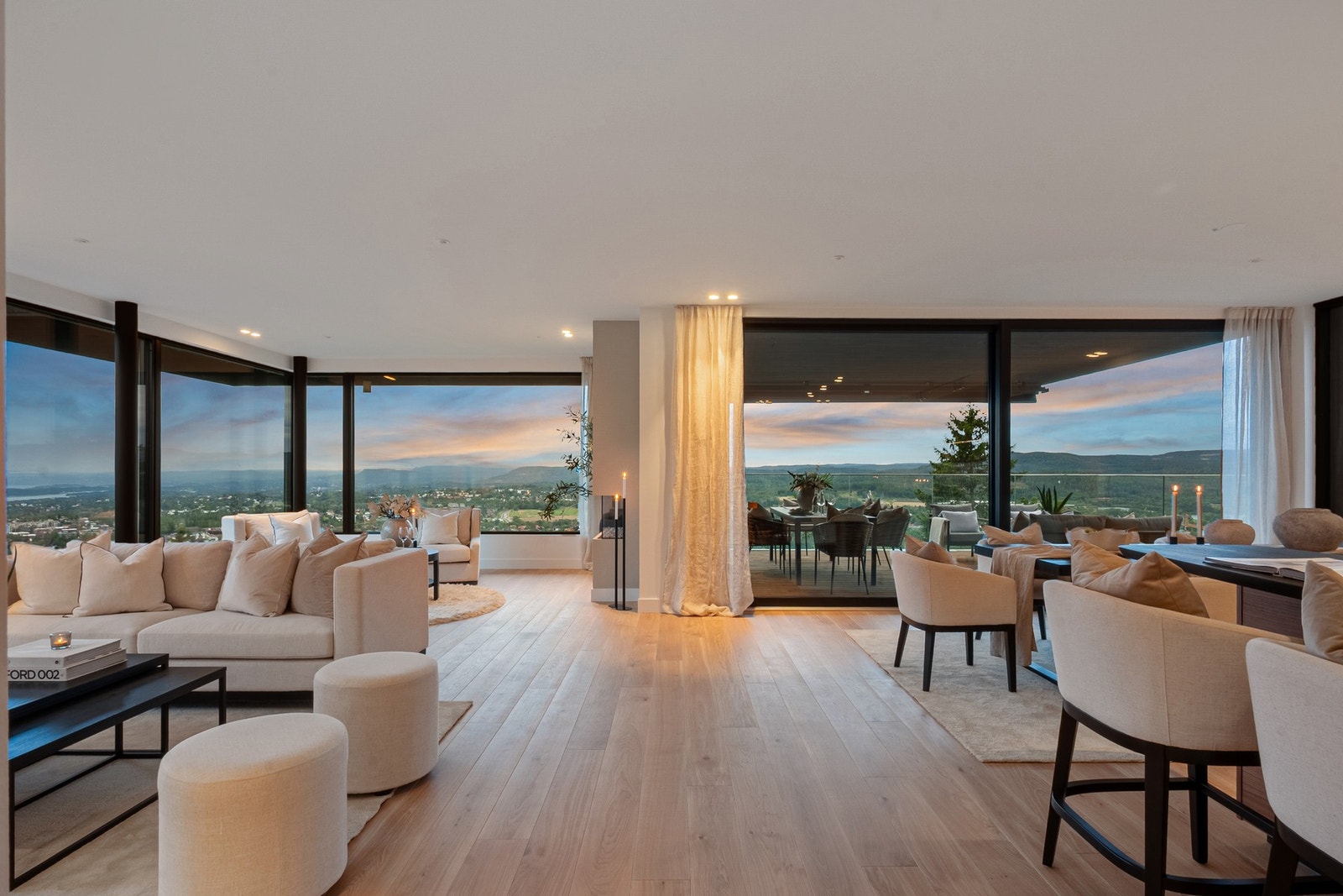 Herlig kveldsstemning i Setra vei 28. Stuen har generøs takhøyde (2,7m), store vindusflater og langstrakt utsikt i tre himmelretninger. Utgang til vestvendt, usjenert balkong på hele 29 kvm