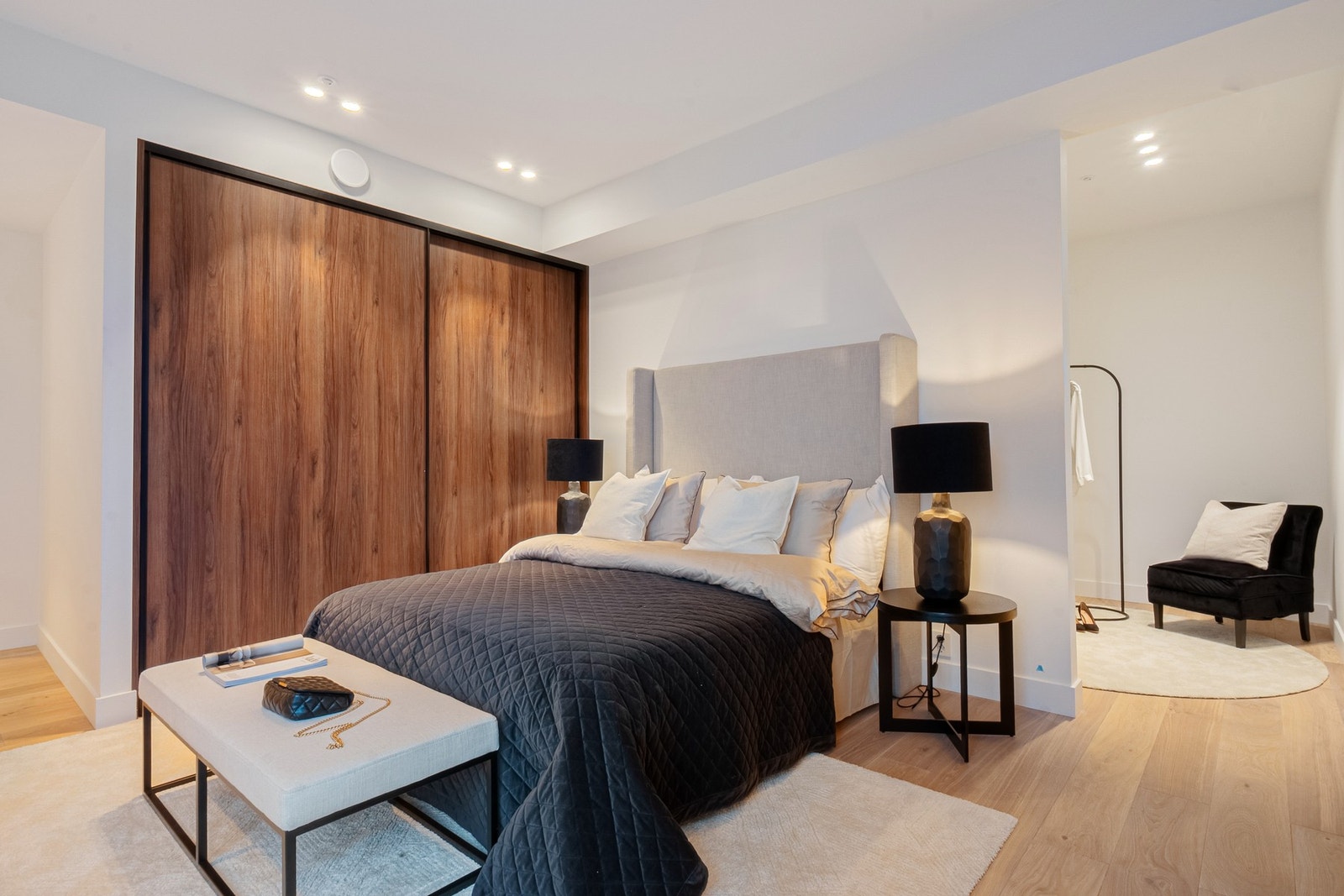 Hovedsoverommet er et delikat og svært behagelig oppholdsrom med både walk-in closet og eget lekkert bad 
Rommet er utstyrt med romslig skyvedørsgarderobe