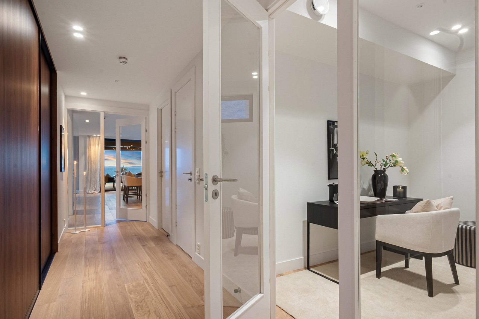 Entrèn har adkomst til bl.a begge soverommene, gjestetoalettet, vaskerommet og stuen