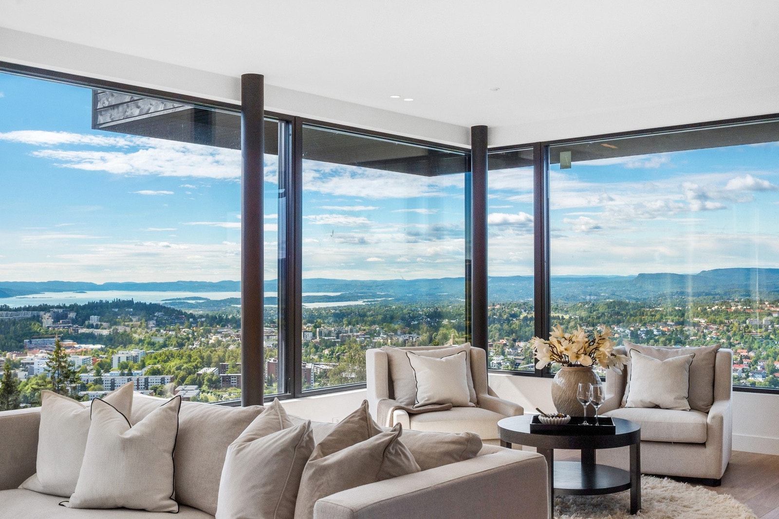 Utsikten fra stuen er fantastisk på bilder, men enda flottere i virkeligheten. Må oppleves!