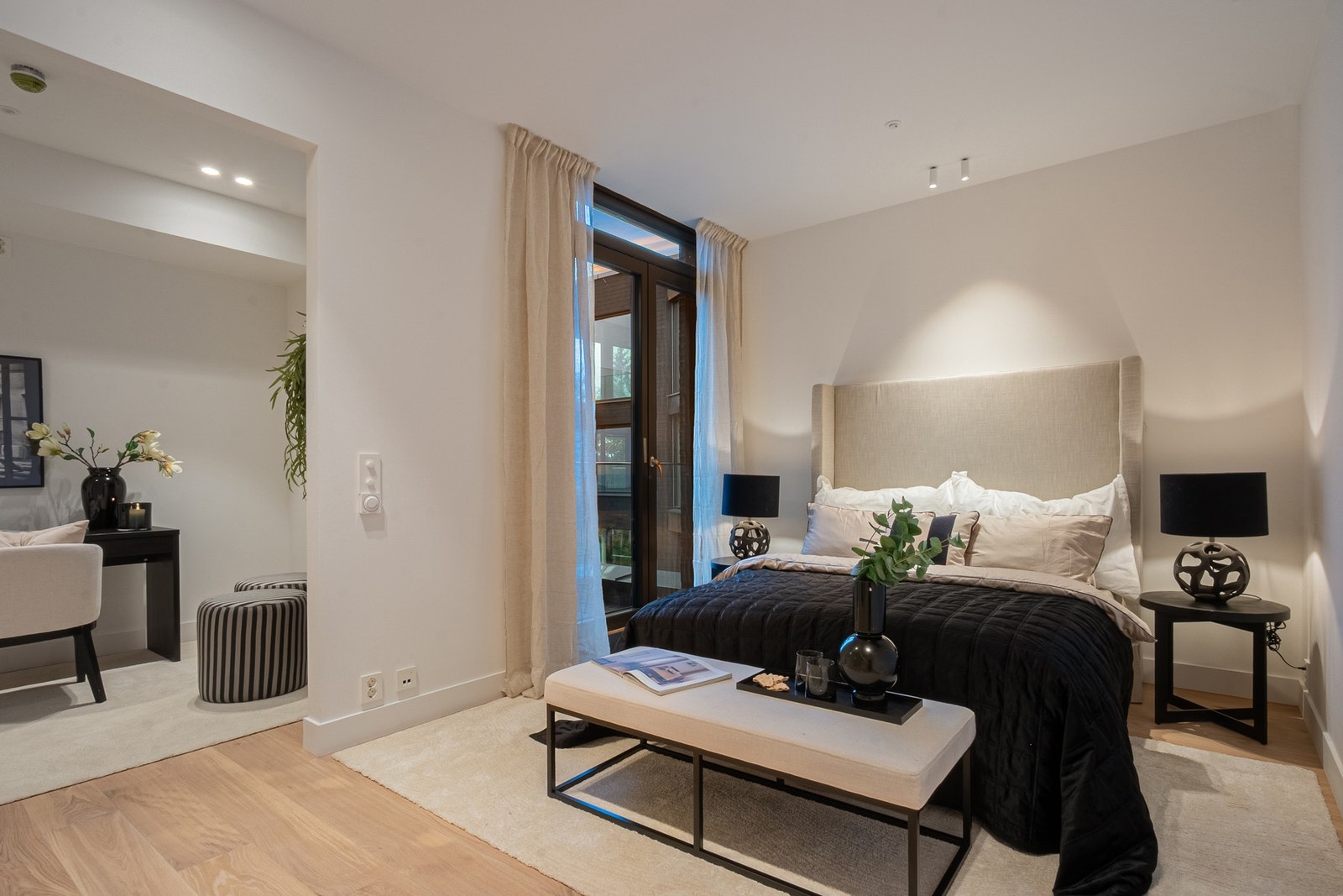 Soverom nummer to er også svært romlig med adkomst via et lekkert omkledningsrom