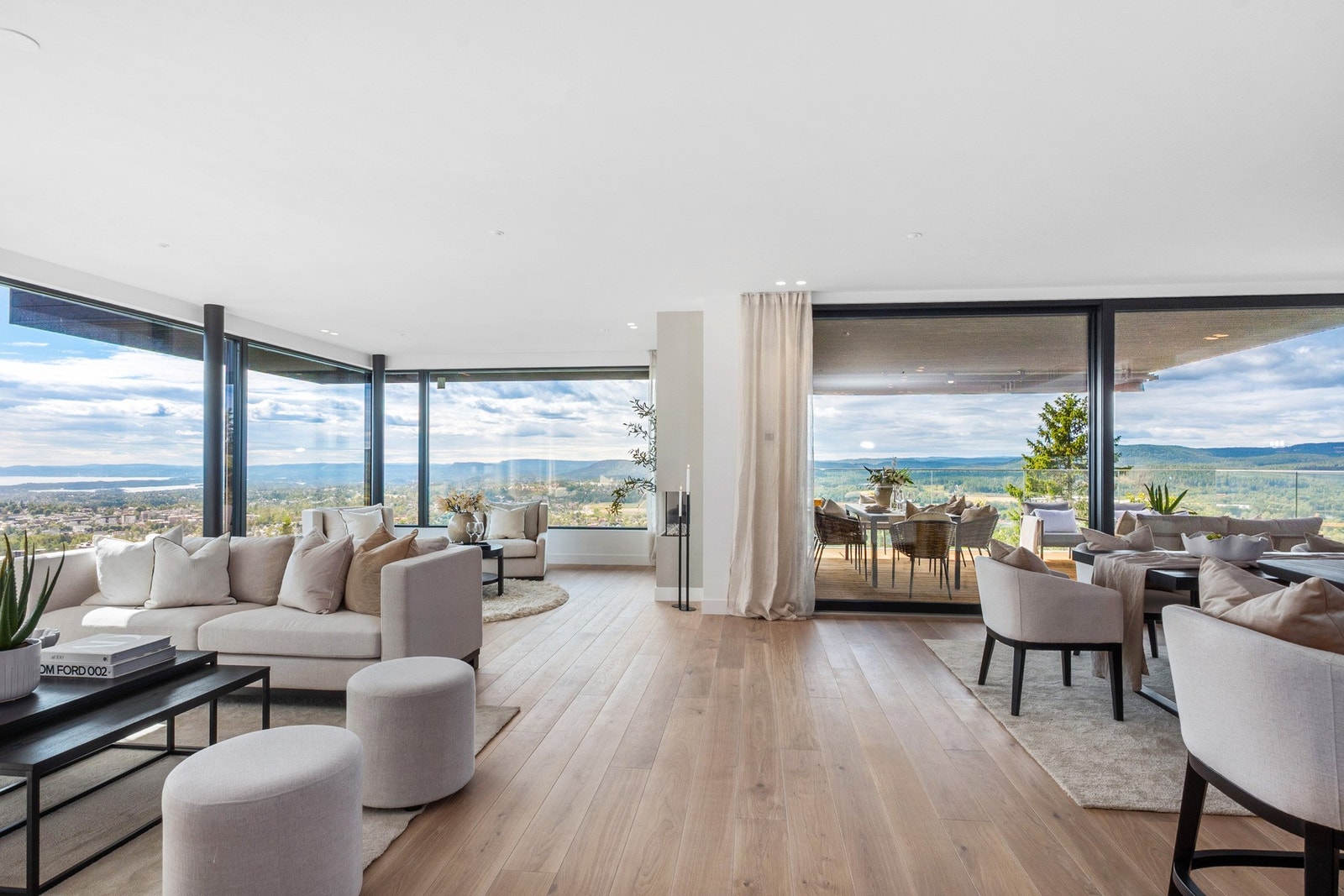 I sydlig retning har du ubegrenset utsikt mot Oslo sentrum og fjorden. I vest og nord er utsikten mer landlig, men likeledes vakker