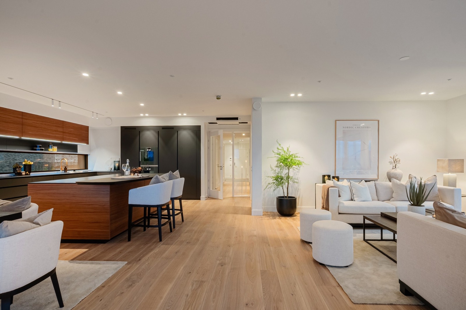 Stue og kjøkken mot entrè. Downlights i tak gir regulerbar og behagelig lyssetting av rommet