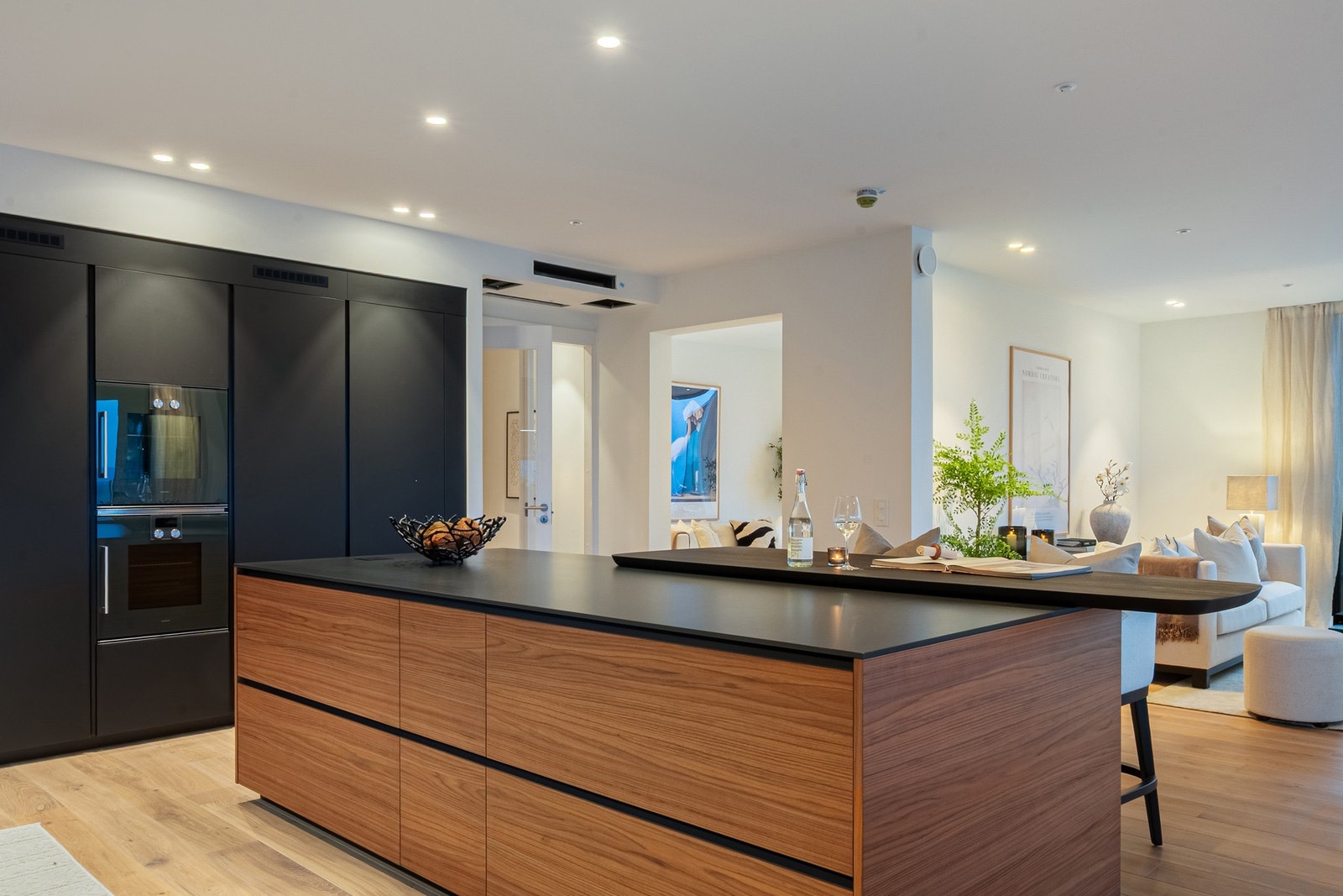 Lekker kjøkkeninnredning med hvitevarer fra Gaggenau. Stor, flott kjøkkenøy i vakre materialer. Det er alt i alt rikelig med oppbevaringsplass i både takhøye skap, overskap og i flere store skuffer