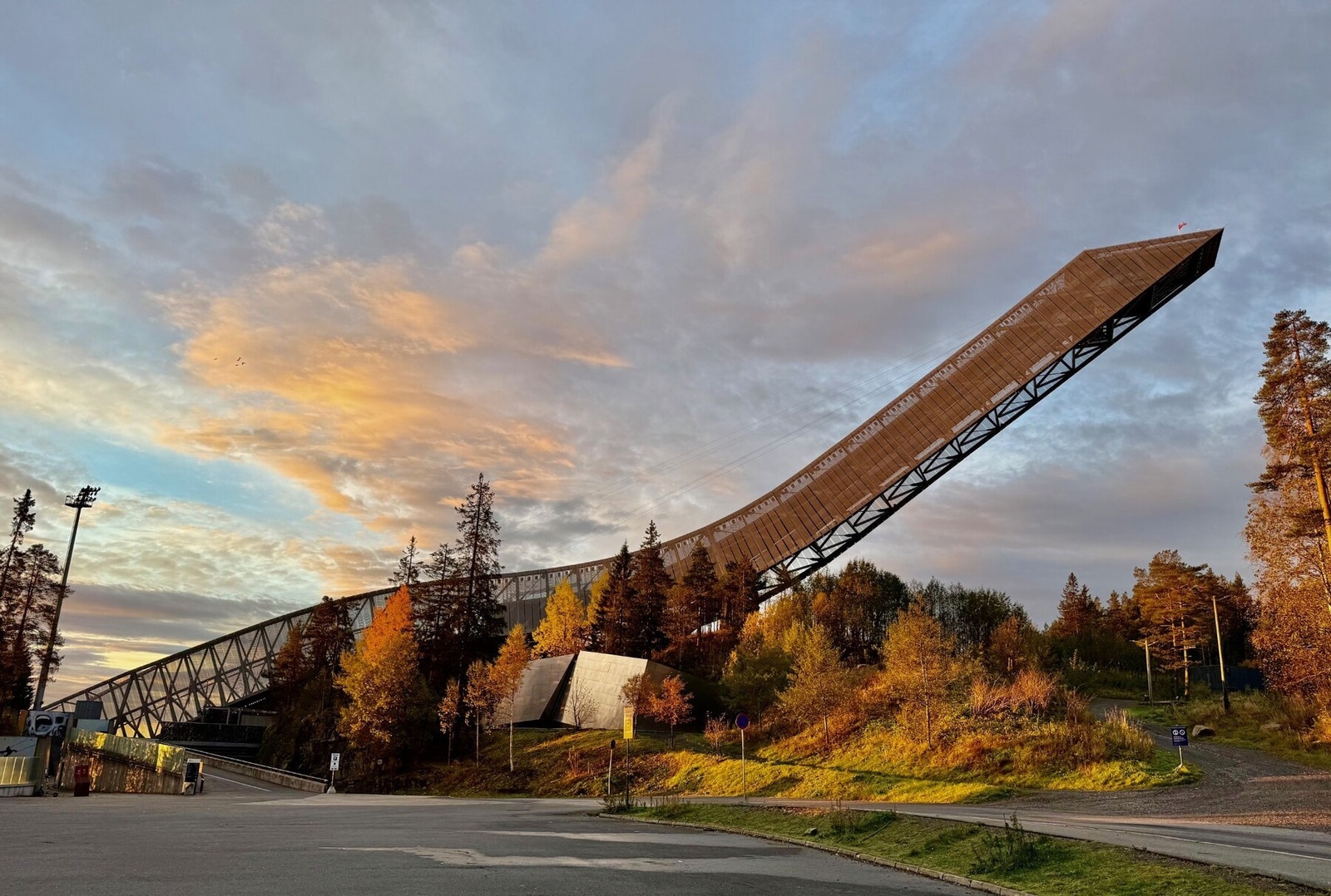 Nasjonalanlegget vårt ligger ca. 5 minutters kjøring fra leiligheten