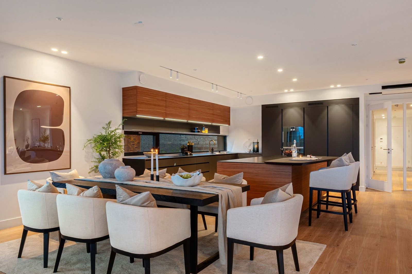 Kjøkkenet ligger i egen del av stuen og har god kontakt med resten av rommet. Kjøkkenet lyssettes med moderne, diskrète skinner i tillegg til downlights