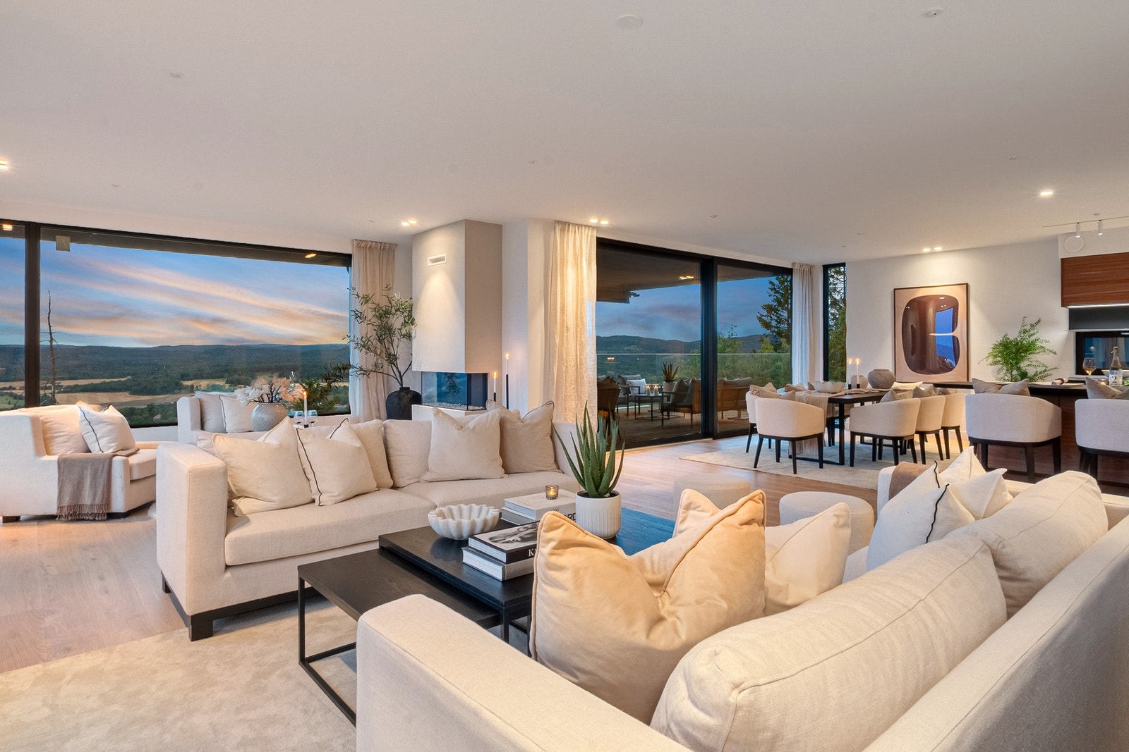 En kveld i Setra vei 28 oppleves sjelden som den samme. Ute varierer himmelens farger som en følge av været, tidspunktet på døgnet og årstiden. Stuen er lyssatt med downlights i tak og er utformet med flere praktiske møbleringssoner