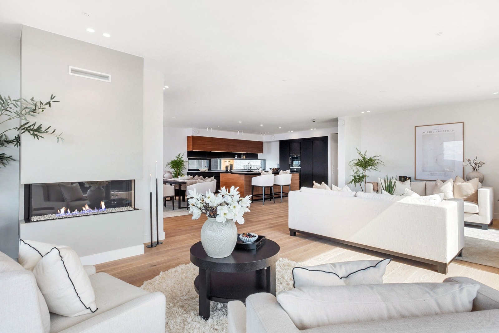 Stue og kjøkken sett fra det sydvestlige hjørnet i leiligheten. Kjøkkenet er praktisk plassert i andre enden av rommet