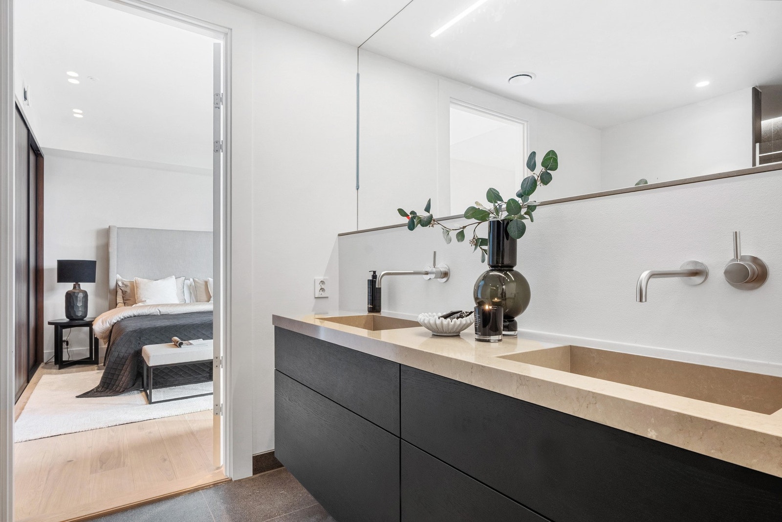 Kvalitetene og fargevalgene på på badet henger nøye sammen med resten av leiligheten