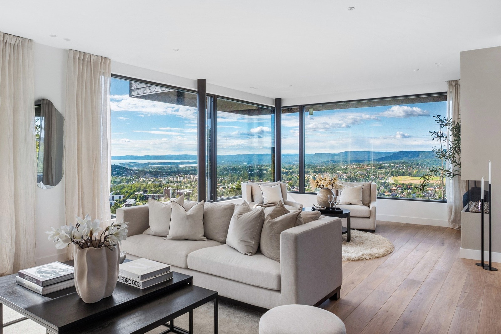 Det sydvestlige hjørnet av stuen er kanskje leilighetens flotteste. Kombinert med rå utsikt kompletteres rommet av en moderne, integrert gasspeis