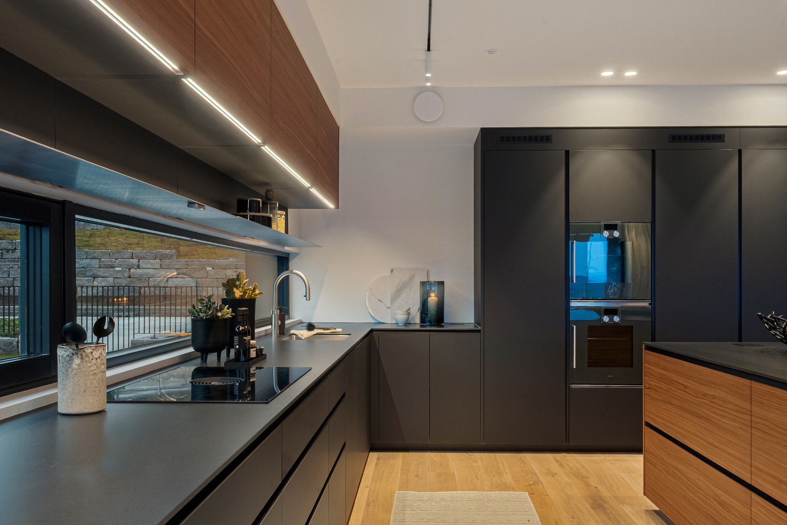 Poliform innredning med alt du ønsker deg på et kjøkken med høy kvalitet. Innredningen er tilpasset rommets utforming og kjøkkenarmatur fra Quooker i rustfritt stål gir deg både kokende vann og springvann