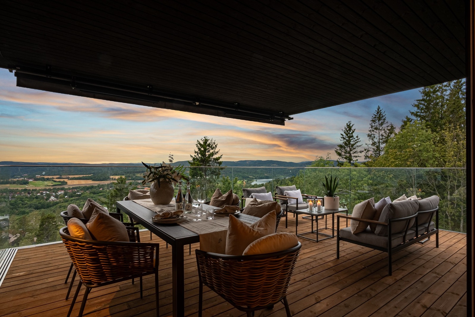 Overbygget balkong på hele 29 kvm vender mot vest og sørger for optimale solforhold fra tidlig formiddag til solen går ned i vest. Det er montert elektrisk markise  som solskjerming