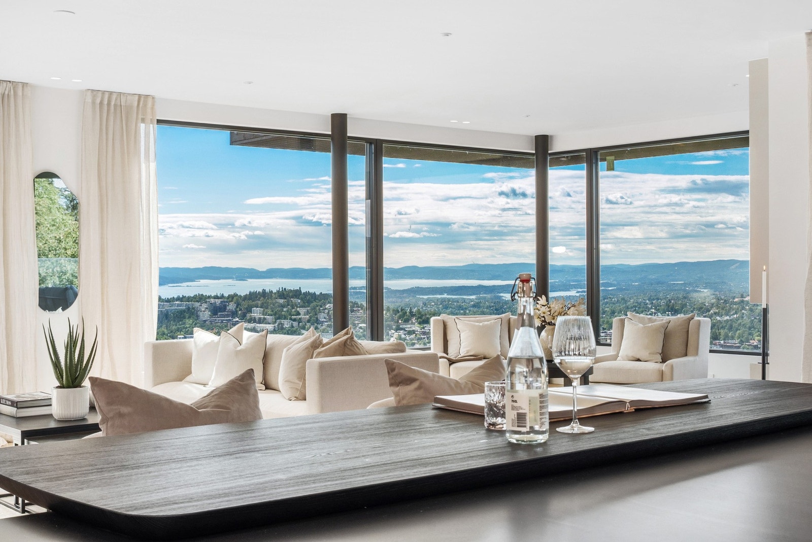 Mens hyggelige måltider tilberedes, oppleves ofte utsikten slik som dette. Det er montert utvendige, fjernstyrte screens på vinduer mot syd og vest