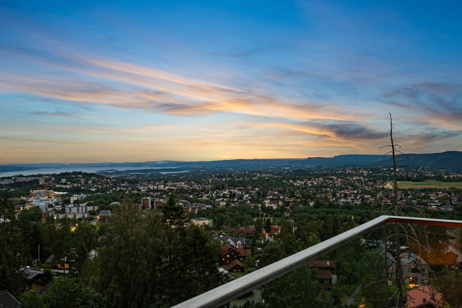 En utsikt du aldri blir lei av. La oss ta turen inn igjen for å se på de øvrige oppholdsrommene