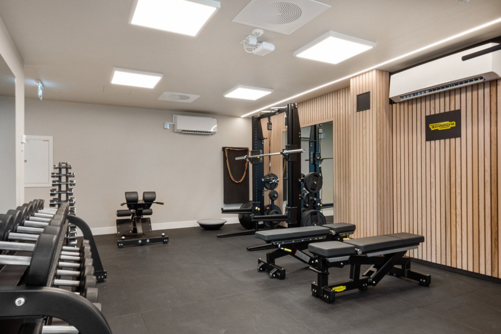 Trimrommet har bl.a løse manualer, benker, to tredemøller, spinningsykkel og step maskin