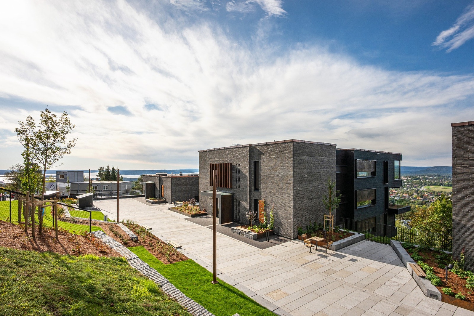 Fasadene karakteriseres av teglsten, stål med rustfinish og flere elementer av kobber. Uteområdet er vakkert utformet med en kombinasjon av sten, gressplan, prydbusker og ikke minst flott utebelysning