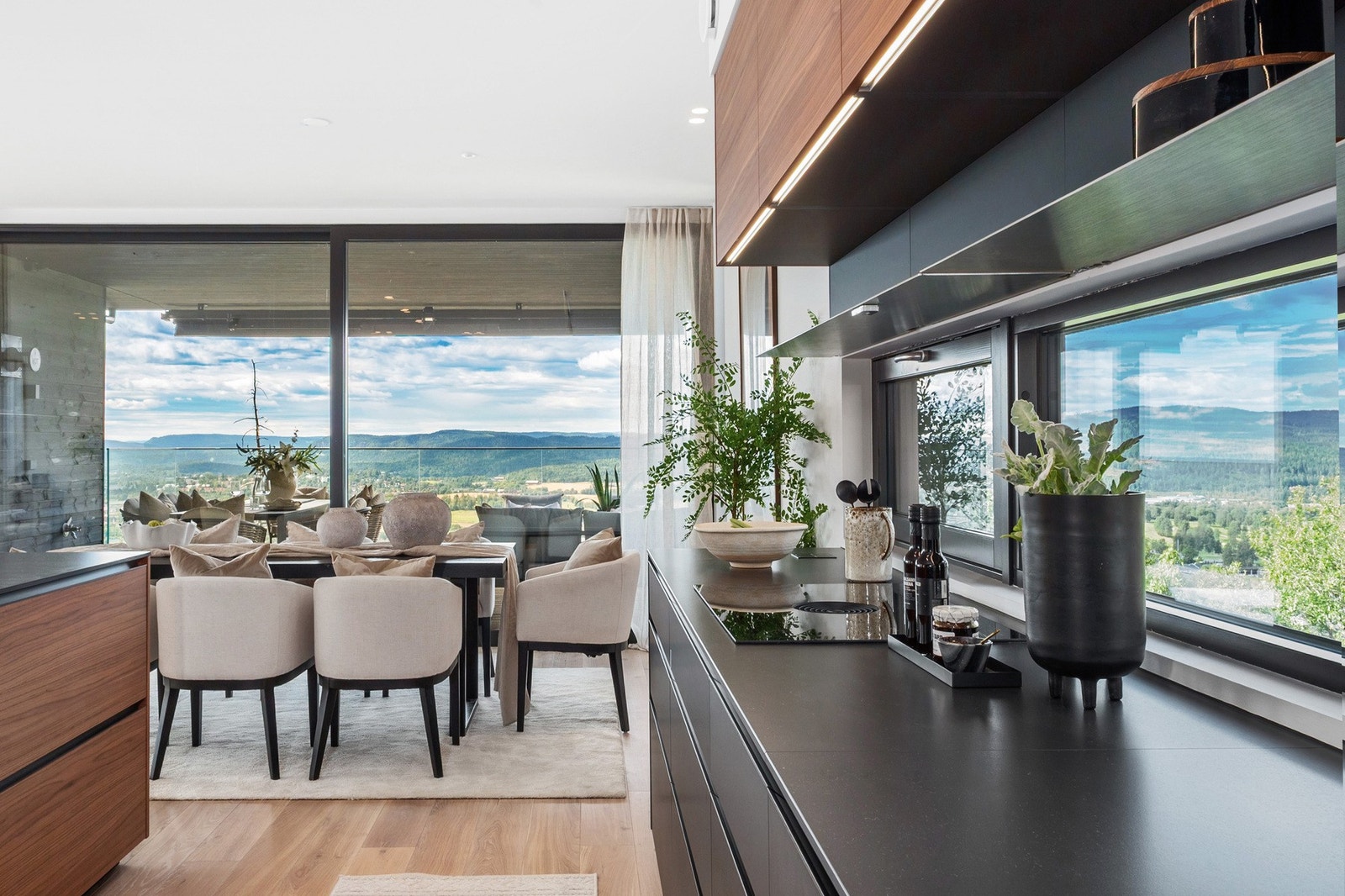 I tilknytning til kjøkkenet er det god plass til spisebord for hele familien. Vinduer mot vest og nord gir herlige utsiktsforhold mens maten tilberedes