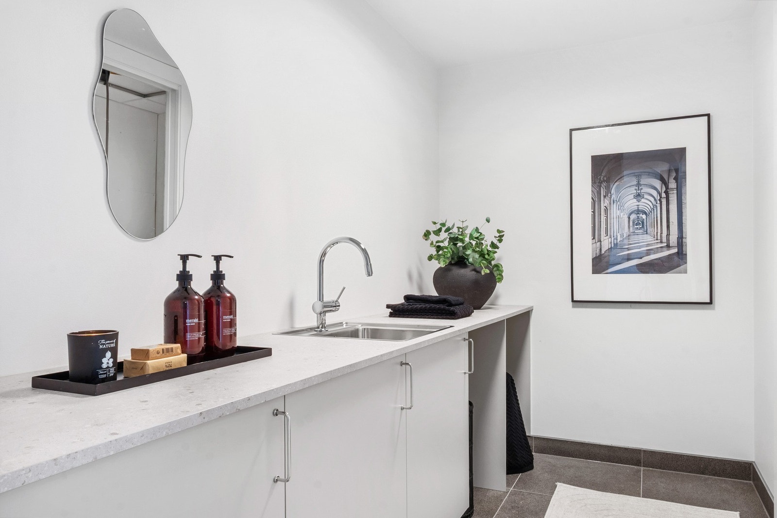 Leiligheten har eget vaskerom med opplegg og nisje for både vaskemaskin og tørketrommel