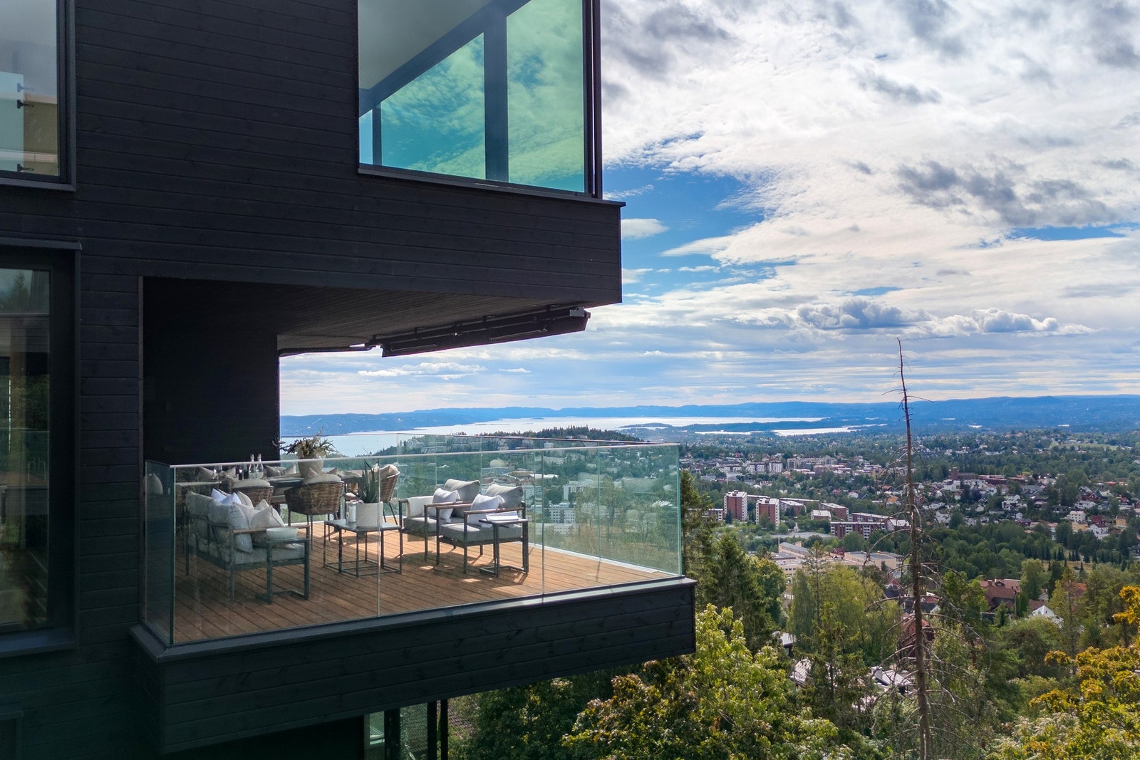 Fra høythengende vestvendt balkong er det 180 graders langstrakt utsikt mot fjorden, sentrum og Kolsåstoppen og Bærumsmarka. La oss ta turen inn.