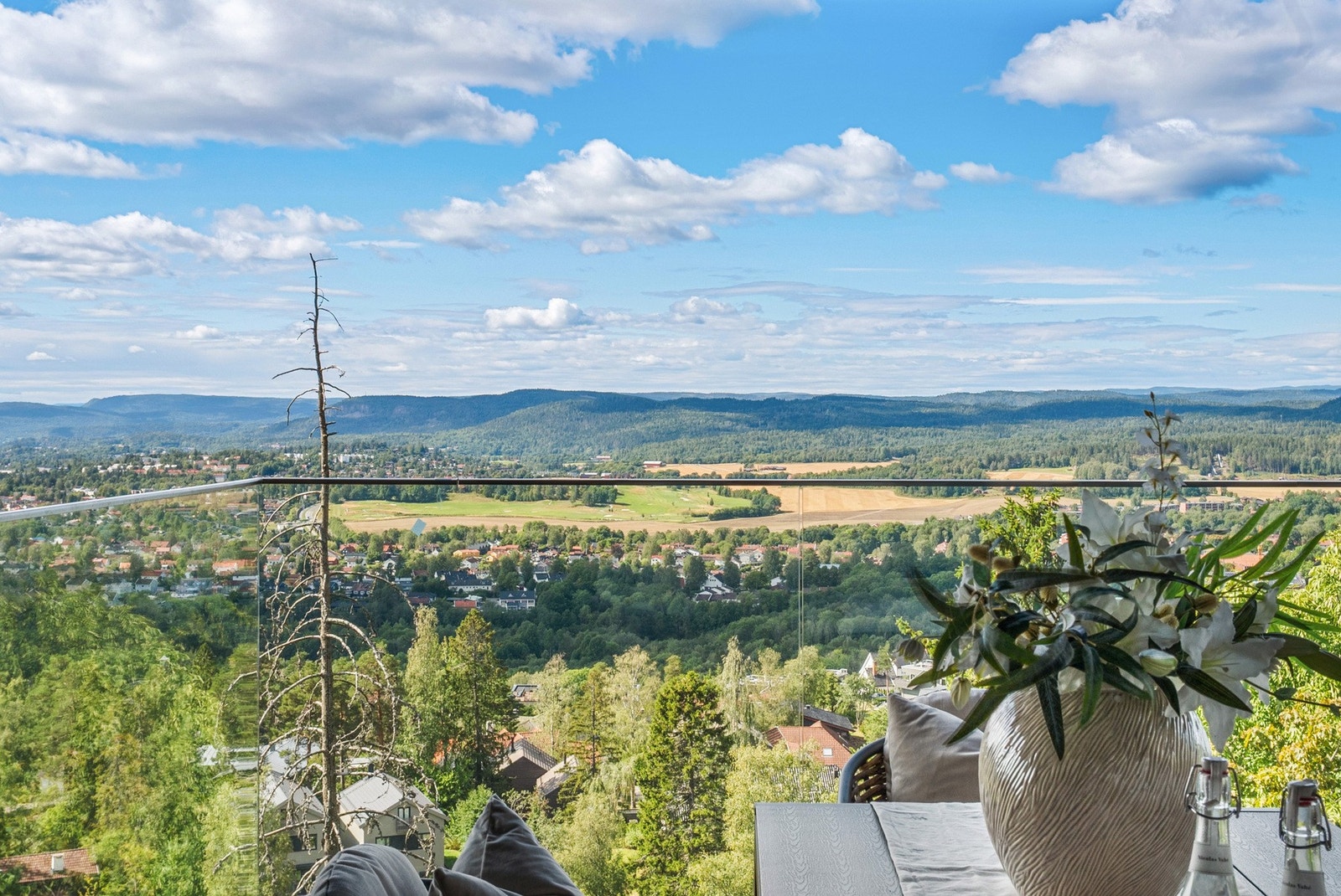 Utsikten i retning Kolsåstoppen, Bærumsmarka og Bogstad golfbane