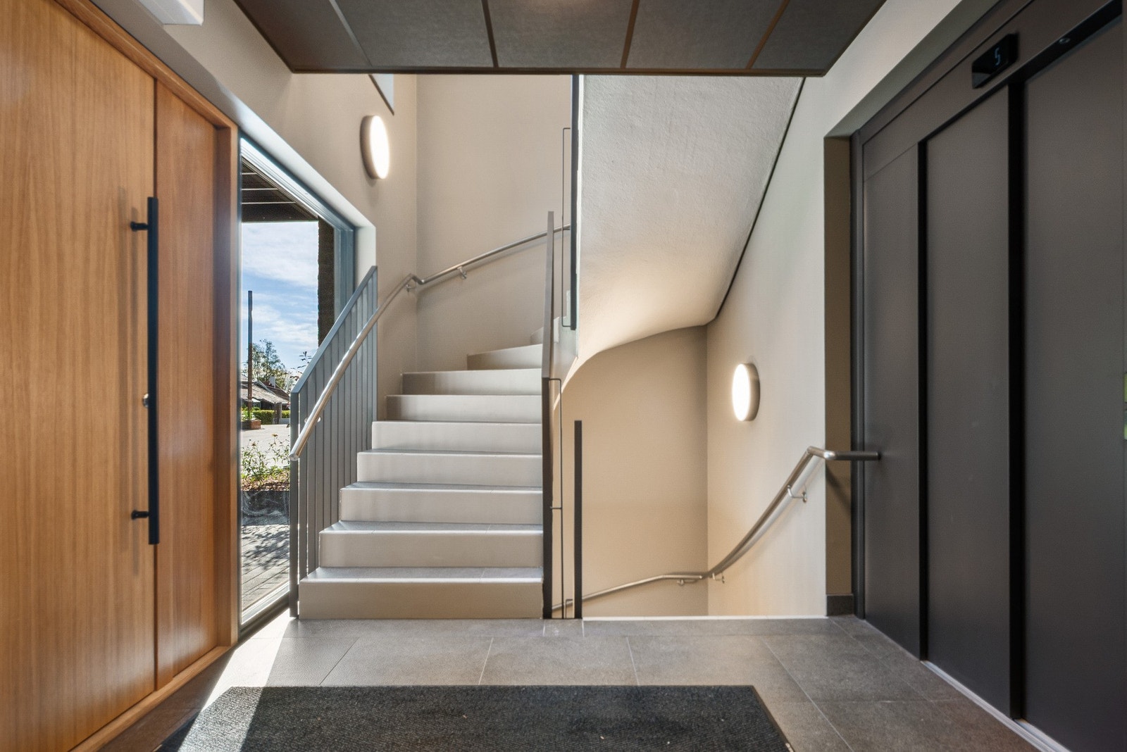 Eksklusivt og meget representativt inngangsparti hvor det kjennes godt og trygt å komme hjem. Heisadkomst til alle relevante plan