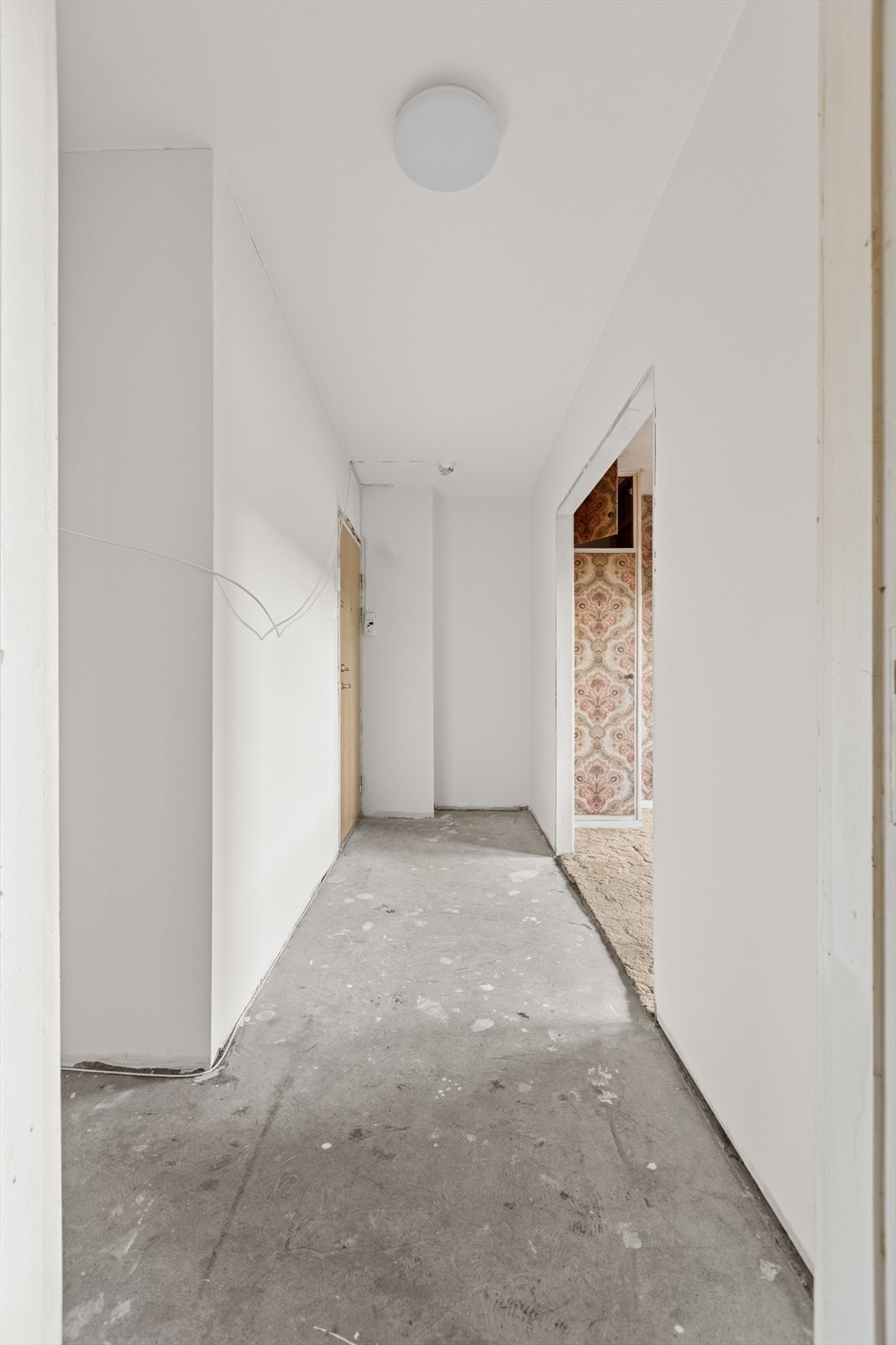 Entreen har betonggulv. Galleribilde
