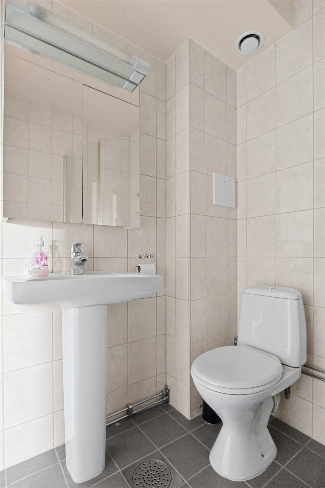 Badet er flislagt med varmekabler i gulv. Galleribilde