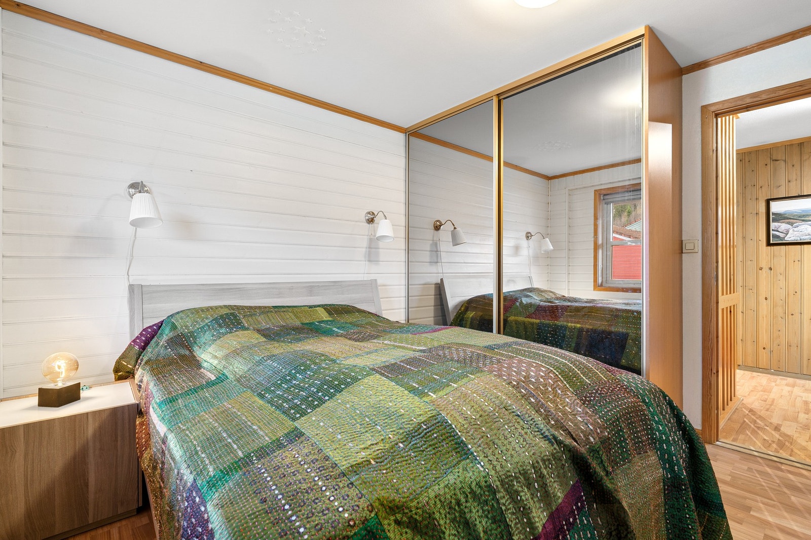 God plass til å innrede med dobbeltseng og ønsket soveromsmøblement. Galleribilde