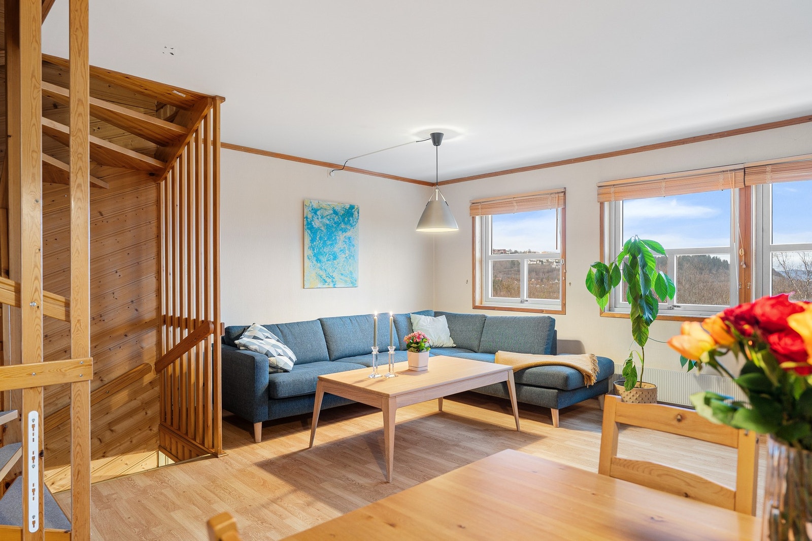 Stuen strekker seg over 31 kvm med lyse overflater og mye naturlig lysinnslipp. Galleribilde