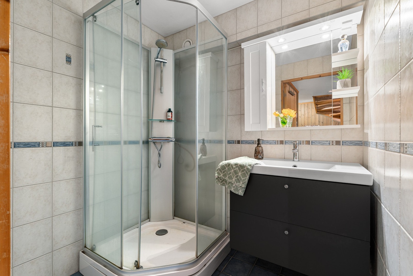 Dusjkabinettet er fra 2013 og baderommsinnredningen ble byttet i 2022. Galleribilde